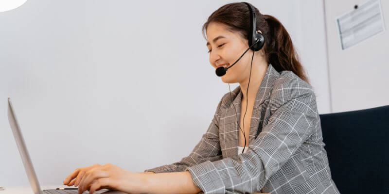 A woman using cold calling as her outbound strategies 