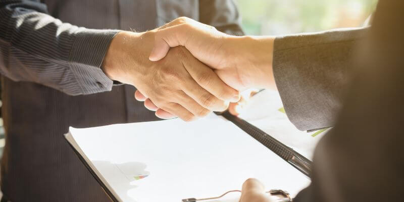 Shaking hands about contract renewal process best practices